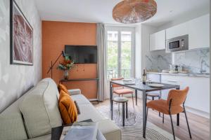 uma sala de estar com um sofá e uma mesa em Résidence Le Belleville em Paris