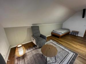 un soggiorno con sedia e letto di Suite 4 SZ-Lichtenberg a Salzgitter