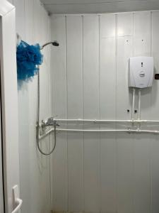 y baño con ducha y cabezal de ducha. en STYLE Hostel en Ereván