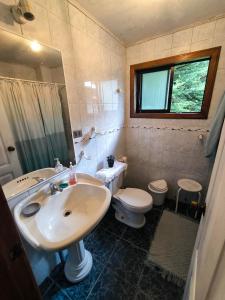 een badkamer met een wastafel en een toilet bij Nómada Austral pieza 2 in Puerto Montt