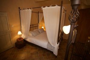 Postel nebo postele na pokoji v ubytování La Paradisse – exceptional Provençal farmhouse (18th century) + 34 fotografií