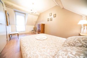a bedroom with a bed with a white comforter at LE CHAMPAGNE PALACE - HYPER CENTRE d'ÉPERNAY in Épernay
