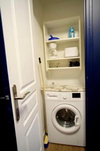 une buanderie avec une machine à laver et un lave-linge dans l'établissement la bonbonnière : studio, à Caen