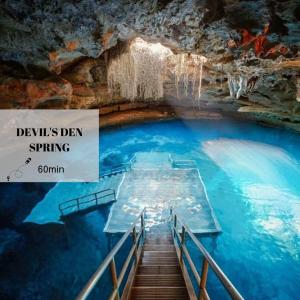 una piscina blu d'acqua con un cartello in una grotta di NEW Cozy House 5 Min Three Sisters Springs a Crystal River