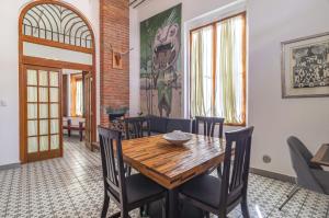 jadalnia z drewnianym stołem i krzesłami w obiekcie Andador Progreso by Domi Housing w mieście Querétaro