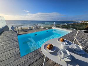 un tavolo bianco e una piscina su una terrazza di Villa Dune Luxury Roof Top Pool Wellness a Gallipoli