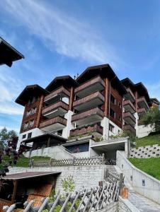 um grande edifício no topo de uma colina em Mera Peak Prime Apartment em Zermatt
