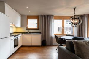 uma cozinha e sala de estar com uma mesa e uma sala de jantar em Mera Peak Prime Apartment em Zermatt