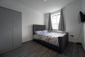 a bedroom with a bed and a window at Stunning apartment in Dulwich in London