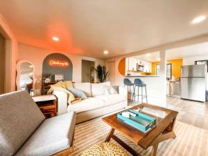 Mountain View Apartment / stylish / cozy / central في كولورادو سبرينغز: غرفة معيشة مع أريكة وطاولة