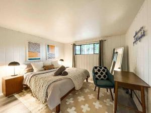 a bedroom with a bed and a desk and a chair at Mountain View Apartment / stylish / cozy / central in Colorado Springs