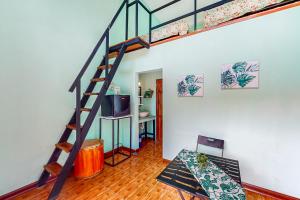 uma sala de estar com uma escada numa casa em Nueva Villa Paraíso Four Villas em Lagunillas