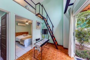 um quarto com uma cama e uma escada em espiral em Nueva Villa Paraíso Four Villas em Lagunillas