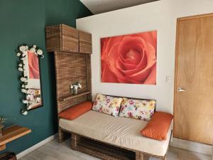 un sofá en una habitación con una pintura en la pared en Casa Cielo en Valle de Bravo