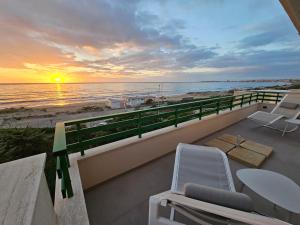 balcone con vista sulla spiaggia al tramonto di Villa Dune Luxury Roof Top Pool Wellness a Gallipoli