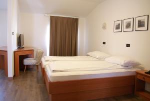 Postel nebo postele na pokoji v ubytování Sabotin, Hotel & Restaurant