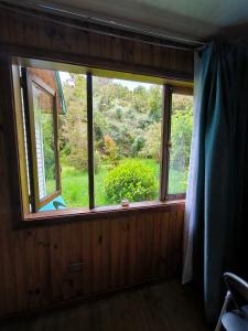 ein Fenster in einem Zimmer mit Aussicht in der Unterkunft Nómada Austral in Puerto Montt