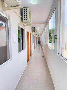 ein leerer Flur eines Krankenhauses mit Fenstern in der Unterkunft Pousada Villa Sambaqui in Penha