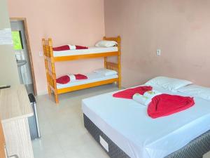 2 Betten in einem Zimmer mit 2 Etagenbetten in der Unterkunft Pousada Villa Sambaqui in Penha