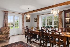 Posezení v ubytování Middlelands - A stunning country house with beautiful gardens in rural Pembrokeshire yet close to coast
