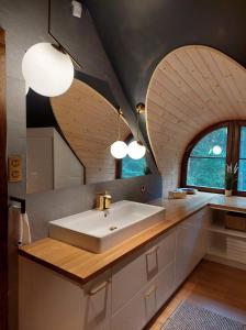 a bathroom with a sink and a large window at SASKI ZAKĄTEK, WAKACJE W BAJKOWYM DOMKU!!! MAZURY, SAUNA, JEZiORO, POMOST, in Sasek Mały