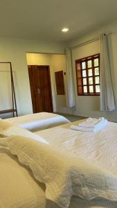 1 Schlafzimmer mit 3 Betten und einem Fenster in der Unterkunft Casa B&B in Jijoca de Jericoacoara