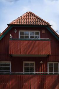 プレローにあるBernsteintraum Apartment 60の赤屋根の赤い家