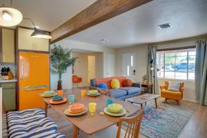 ein Wohnzimmer mit einem Tisch und einem Sofa in der Unterkunft Centrally Located Tucson Home with Fenced-In Yard! in Tucson