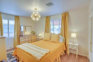 Schlafzimmer mit einem Bett, einer Kommode und einem Spiegel in der Unterkunft Centrally Located Tucson Home with Fenced-In Yard! in Tucson