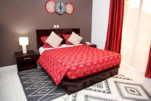 Una cama o camas en una habitación de Enka Flat Hotel