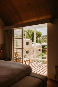 1 dormitorio con cama y vistas a un balcón en La Posada del Puente, en Arequipa