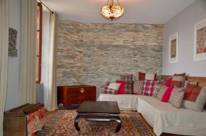 sala de estar con sofá y pared de ladrillo en nuit romantique de retour de Chine, en Aubigny-sur-Nère