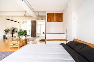 Gallery image of MileEnd - Huge Bright & Modern Loft Suite - KingBed in Montreal