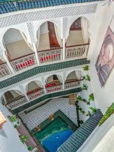 Riad Art & Emotions Boutique Hotel & Spa في مراكش: اطلالة علوية على مبنى به مسبح