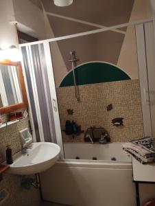 a bathroom with a sink and a bath tub with a sink at Il semaforo Appartamento a due passi dal centro di Pietrasanta in Pietrasanta
