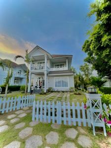 Ấp Phú Tịnh (2)にあるVilla Near the Beach 5 Bedrooms pe24の家の前の白い塀