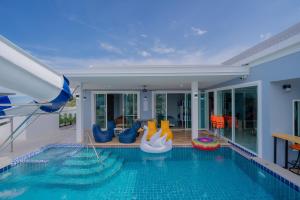 Sundlaugin á พลอยพูลวิลล่า ชะอำ 1 Ploy Poolvilla Cha-am 1 eða í nágrenninu