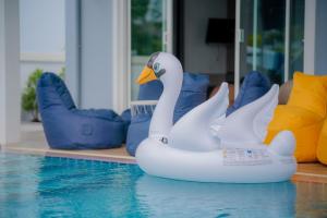 Sundlaugin á พลอยพูลวิลล่า ชะอำ 1 Ploy Poolvilla Cha-am 1 eða í nágrenninu
