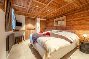 1 dormitorio con 1 cama en una habitación de madera en Chalet savoyard d'exception avec piscine chauffée en Bourg-Saint-Maurice