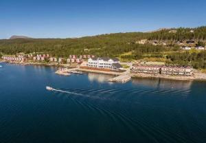 eine Luftansicht eines Hauses auf einer Insel im Wasser in der Unterkunft Luksus panorama hytte -H25 in Mestervik