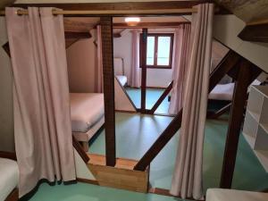 a room with two bunk beds and a window at Maison de Campagne Les Oyats in Quend