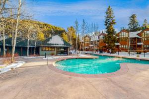 uma grande piscina em frente a um edifício em Northstar Townhome Unit 1968 em Keystone