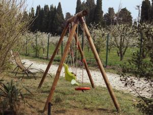 um baloiço num jardim com em Maison Plan-d'Orgon, 4 pièces, 7 personnes - FR-1-767-4 em Plan-dʼOrgon