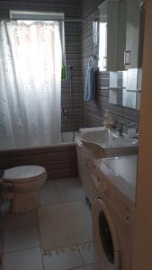 een badkamer met een toilet, een bad en een wastafel bij Smjestaj_S in Bijeljina