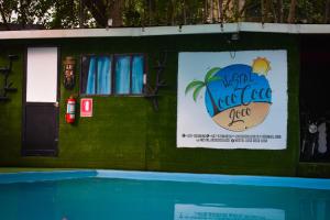 Piscine de l'établissement Hostal Loco Coco Loco ou située à proximité