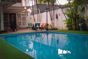 Piscine de l'établissement Hostal Loco Coco Loco ou située à proximité