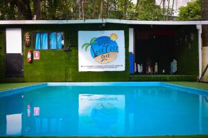 Piscine de l'établissement Hostal Loco Coco Loco ou située à proximité