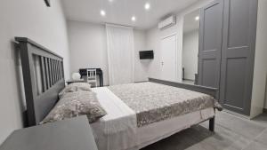 ein Schlafzimmer mit einem Bett und einem TV in der Unterkunft VG Apartments in Ercolano