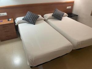 Postel nebo postele na pokoji v ubytování Hostal María