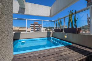 Bazén v ubytování Pardal Village 501 - Cobertura com Piscina Privativa à 200 metros do mar - (Consultar serviços de roupa de cama e banho) nebo v jeho okolí